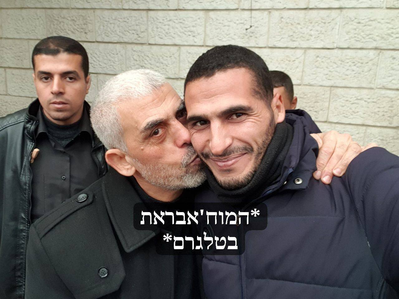 Independent reporter kissed by one of HAMAS leaders
